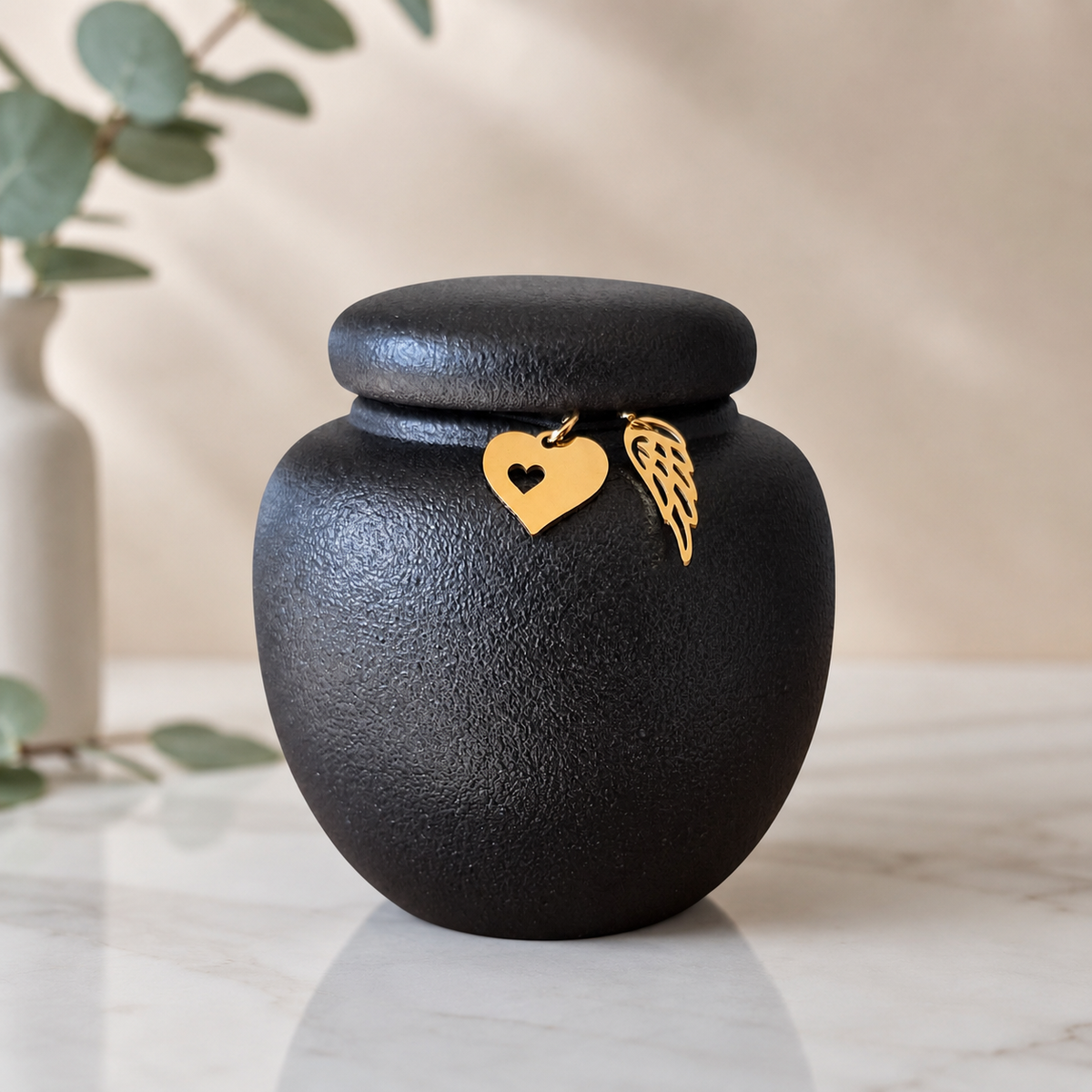 Mini urn met keepsake hangertjes - detailfoto