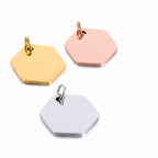 Hexagon hanger met gravure, te dragen aan een ketting