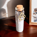Glazen memorial flesje met bronskleurig pootje voor kat of hond