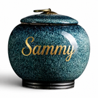 Blauwe keramische urn van De laatste aai met gespikkelde textuur en gepersonaliseerde gouden naam Sammy