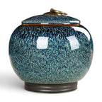 De laatste aai blauwe keramische urn voor huisdieren met een unieke gespikkelde afwerking en 700 ml inhoud.