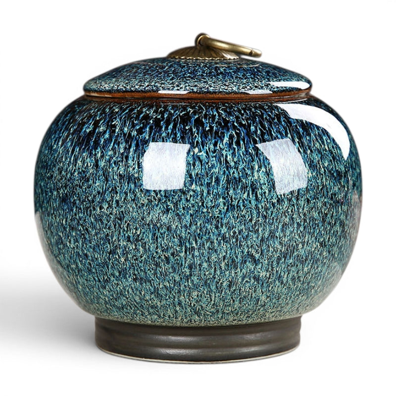 De laatste aai blauwe keramische urn voor huisdieren met een unieke gespikkelde afwerking en 700 ml inhoud.