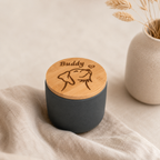 Grijze urn voor hond met gepersonaliseerde gravure op de bamboe deksel