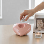 Hartvormige urn kat en hond in parelmoer roze met pootafdruk en waxinelicht
