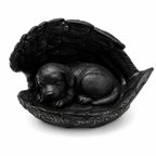 De laatste aai honden urn van polyresin met een slapend hondje in engelenvleugels en de tekst We love you forever.