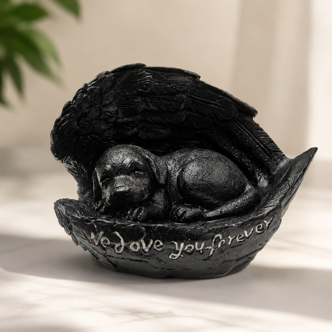 De laatste aai honden urn van polyresin met slapend hondje in vleugels en de tekst We love you forever
