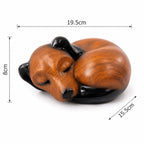 De laatste aai hondenurn in de vorm van een slapend hondje met realistische houtlook en bruine tinten, 1000 ml.