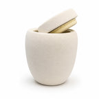 De laatste aai keramische urn in ivoor met een minimalistisch, gestructureerd ontwerp en een losse deksel.