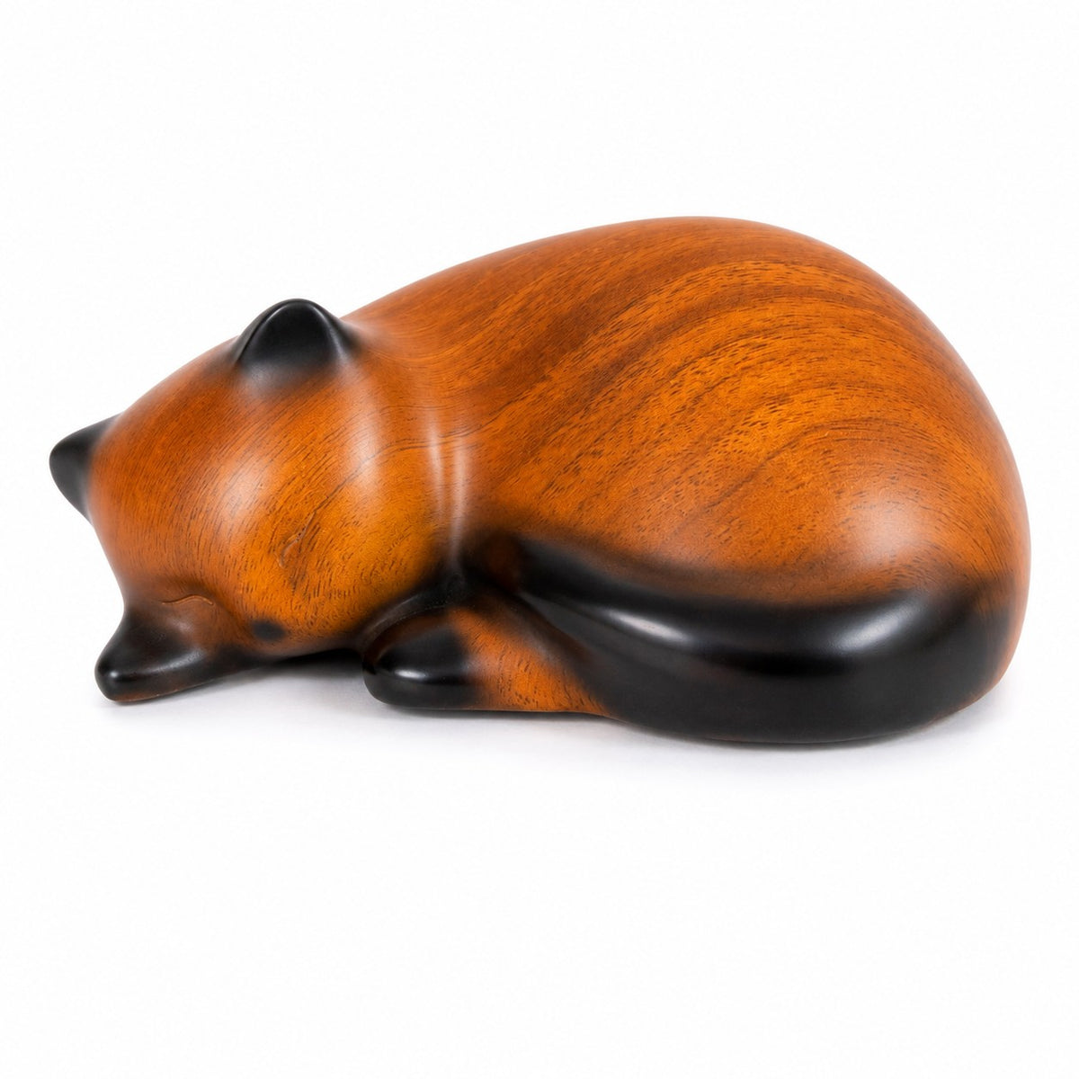 De laatste aai kattenurn in de vorm van een slapende kat met een realistische warme houtlook van resin.