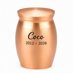De laatste aai mini urn van roségoudkleurig RVS met persoonlijke gravure van naam en jaartallen voor huisdieras