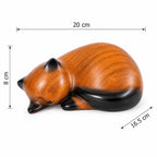De laatste aai kattenurn in de vorm van een slapende kat met realistische houtlook en afmetingen in cm
