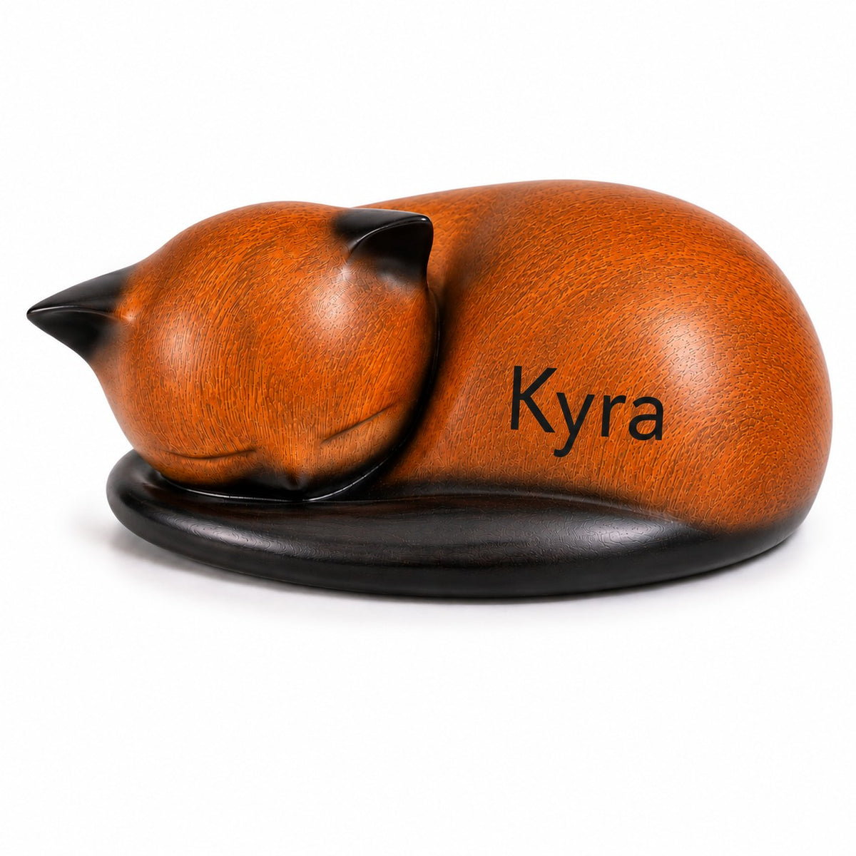 De laatste aai kattenurn in slapende houding met realistische houtlook en gepersonaliseerde naam Kyra