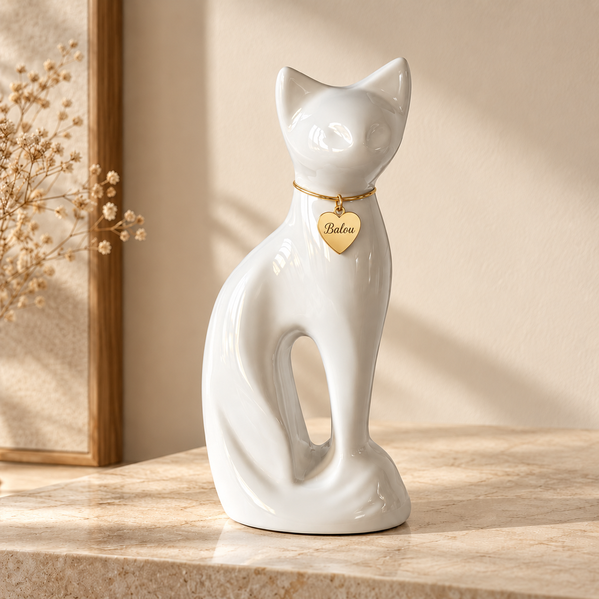 De laatste aai witte aluminium kattenurn in de vorm van een zittende kat met een gegraveerde hartvormige hanger.