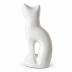De laatste aai kattenurn in de vorm van een zittende kat, uitgevoerd in glanzend wit aluminium met een modern design.