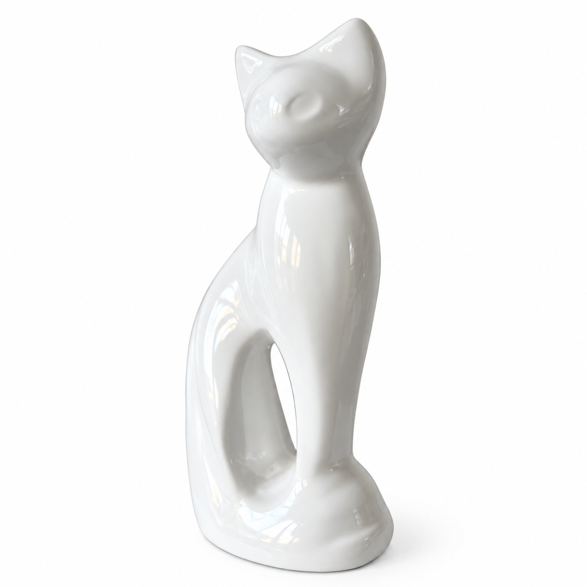 De laatste aai witte kattenurn van aluminium in de vorm van een zittende kat met een moderne, glanzende afwerking.