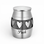 De laatste aai zilverkleurige RVS mini urn met hartjesmotief en gravure voor as of haar van een huisdier
