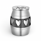 De laatste aai zilverkleurige RVS mini urn voor huisdieren met een gegraveerd hartjespatroon en naam Muffin op deksel