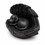 De laatste aai zwarte polyresin honden urn met slapend hondje in beschermende vleugels en tekst We love you forever