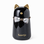 De laatste aai zwarte keramieken kattenurn met gouden details en een decoratief strikje, gepersonaliseerd met naam.