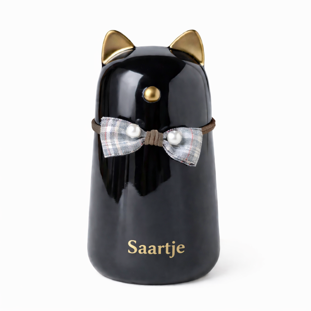 De laatste aai zwarte keramieken kattenurn met gouden details en een decoratief strikje, gepersonaliseerd met naam.
