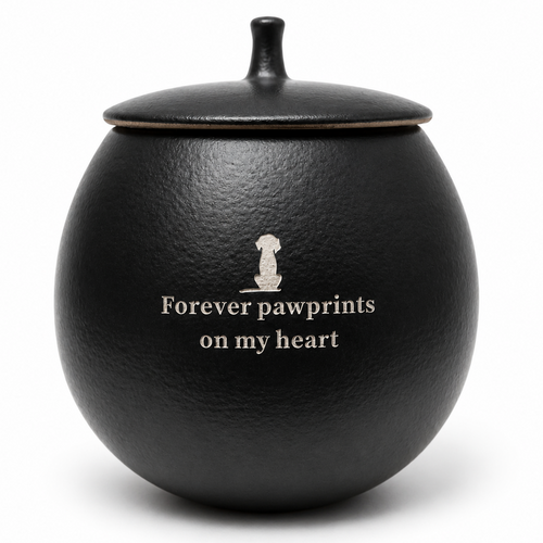 De laatste aai keramische zwarte hondenurn met witte gravure van een hondje en de tekst Forever pawprints on my heart
