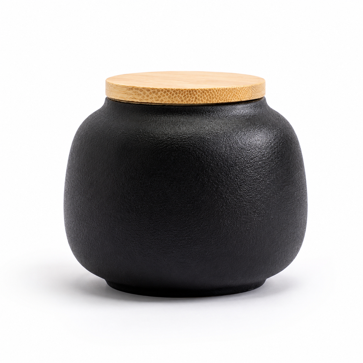 Zwarte keramische mini-urn van De laatste aai met een bamboe deksel voor het bewaren van as van een hond.