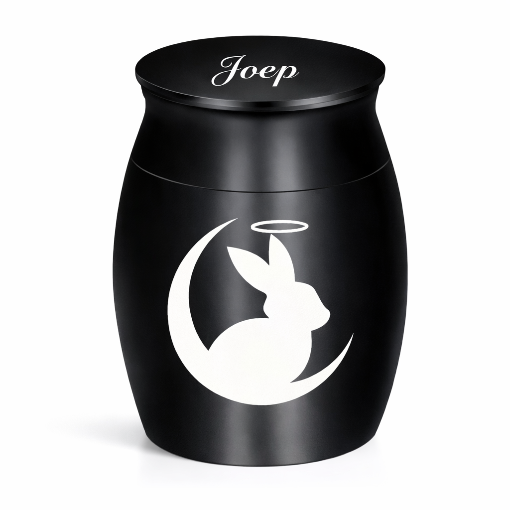 De laatste aai matzwarte RVS mini urn voor konijn met wit silhouet van een konijntje in de maan en naamgravure.
