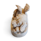 Hondenurn slapend hondje beige - close-up