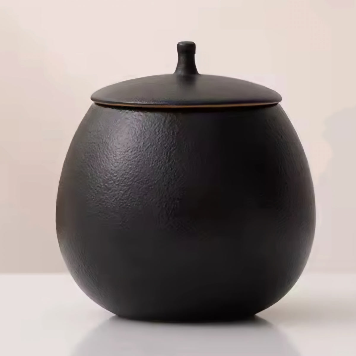Mini urn zwart voor kat, met 2 bronzen keepsake hangertjes 
