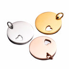 Hanger met gravure rond hartje - detailfoto