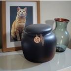 Zwarte keramische urn van 150 ml met roségouden keepsake hangertjes