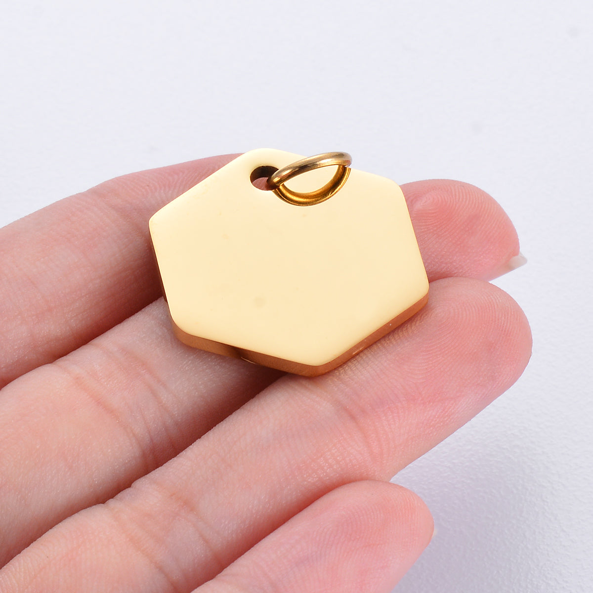 Hanger met gravure hexagon - gedragen